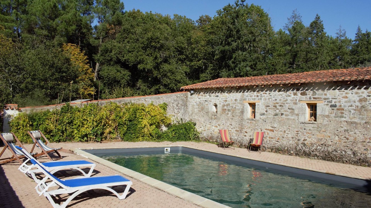 La Jaudonniere House | Holiday Home 'Maison Familiale Avec Piscine' with Private Pool, Private Terrace and Wi-Fi