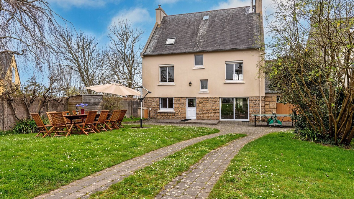 Morgat House | Holiday Home 'Maison 15pers 300m De La Plage' with Private Terrace, Private Garden and Wi-Fi