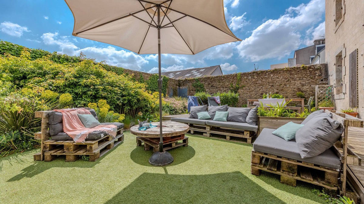 Lesneven House | Holiday Home 'Maison 8 Pers Plein Centre Ville' with Private Terrace, Private Garden and Wi-Fi