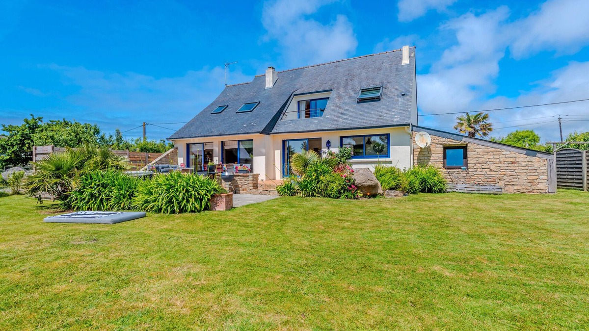 Porspoder House | Holiday Home 'Maison Avec Spa À 700m De La Plage' with Private Terrace, Private Garden and Wi-Fi