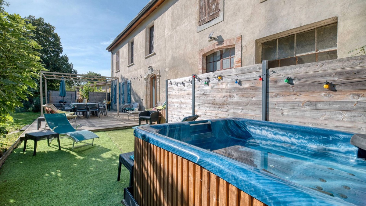 Revel House | Holiday Home 'Maison Avec Piscine Et Remous' with Private Pool, Private Terrace and Wi-Fi