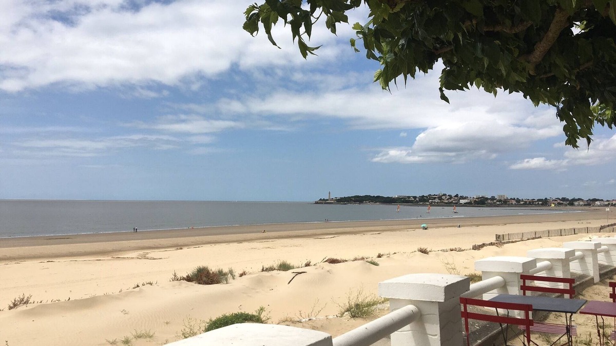 Brossac House | Holiday Home 'Maison De Vacances Avec Piscine' with Private Pool, Private Terrace and Wi-Fi