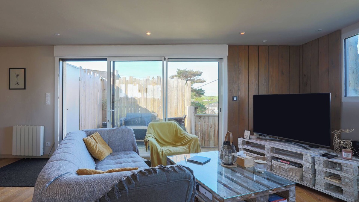 Langueux House | Holiday Home 'Maison De Charme Vue Mer Et Jacuzzy' with Private Garden and Wi-Fi