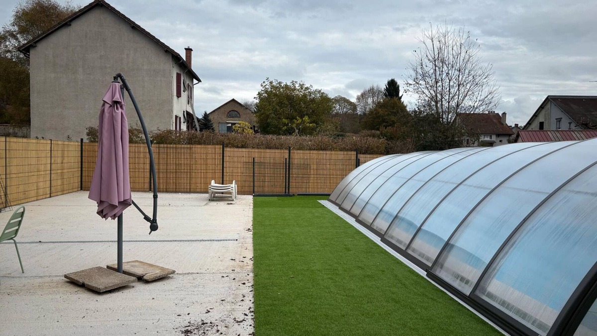 Messeix House | Holiday Home 'Maison De Vacances' with Private Pool, Private Garden and Wi-Fi