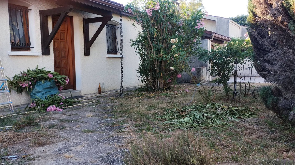 Saintes House | Holiday Home 'Maison De Famille' with Private Terrace and Private Garden