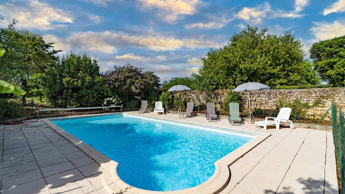 Le Cler House | Holiday Home 'Maison En Pierre Piscine Clim' with Private Pool, Wi-Fi and Air Conditioning