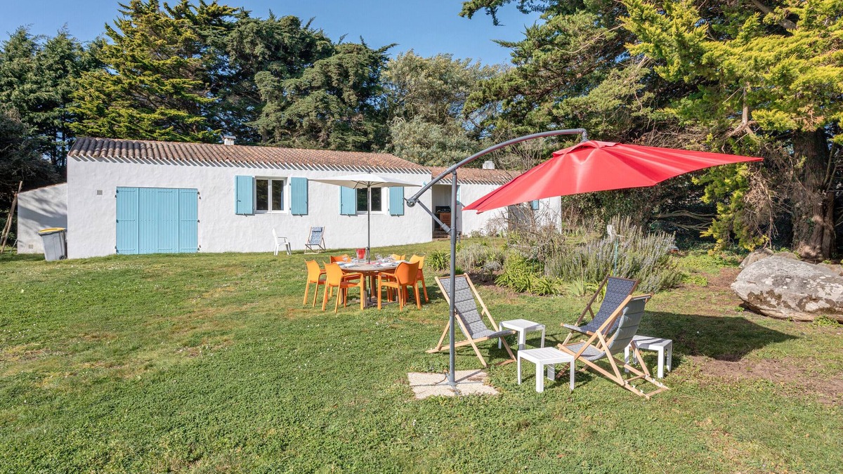 Ile d'Yeu House | Holiday Home 'Maison 250m Plage - Grand Jardin' with Private Garden and Wi-Fi