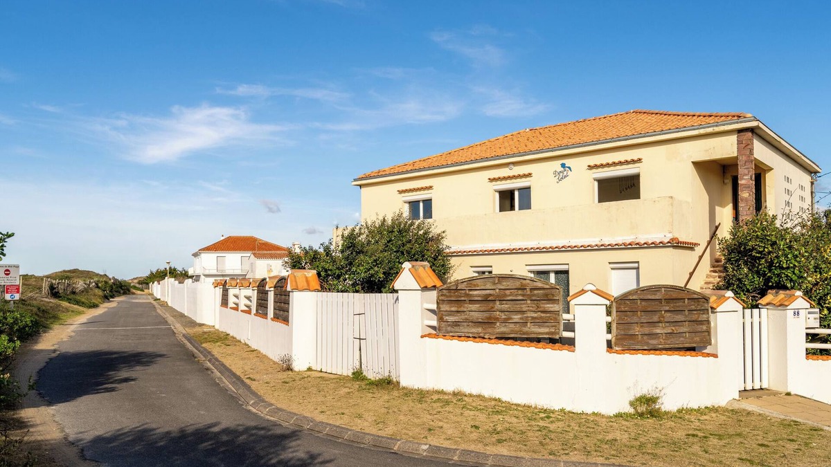Barbatre House | Holiday Home 'Maison Vue Sur Mer 50m Plage' with Sea View, Private Terrace and Wi-Fi