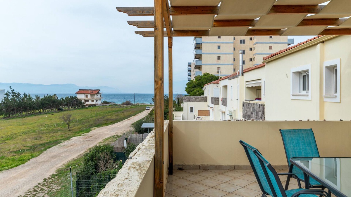 Loutraki House | Holiday Home 'Maisonette Maria' with Balcony, Wi-Fi and Air Conditioning