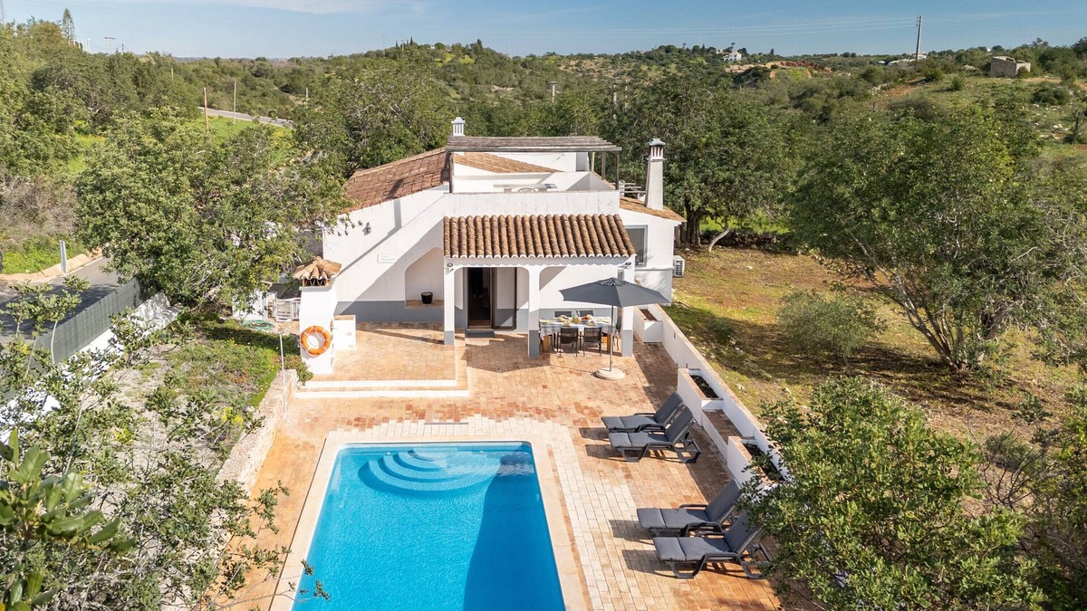 Malhao House | Holiday Home 'Margarida' with Private Pool, Wi-Fi and Air Conditioning