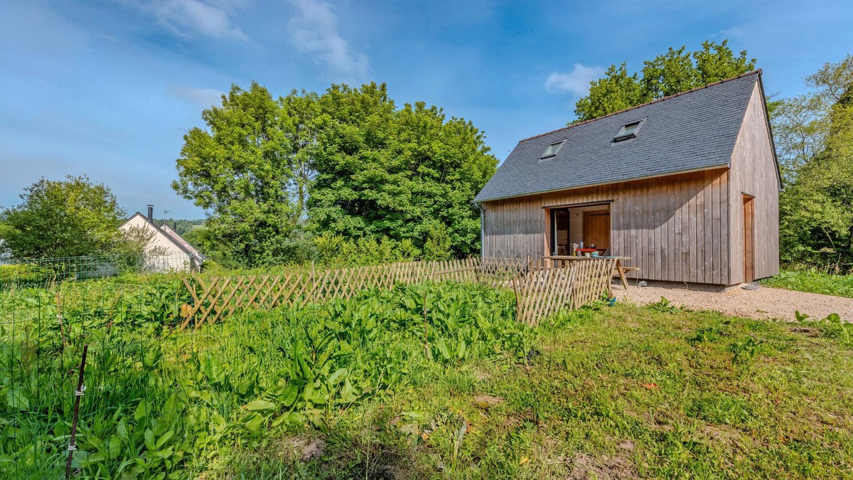 Saint-Rivoal House | Holiday Home 'Mini-maison Bois' with Private Terrace and Private Garden