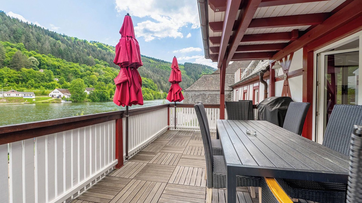 Traben-Trarbach House | Holiday Home 'Moseljuwel' with Sauna, Pool and Lake View