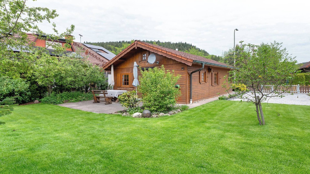 Elmstein House | Holiday Home 'Moi Holzhaisel' with Private Terrace, Private Garden and Wi-Fi