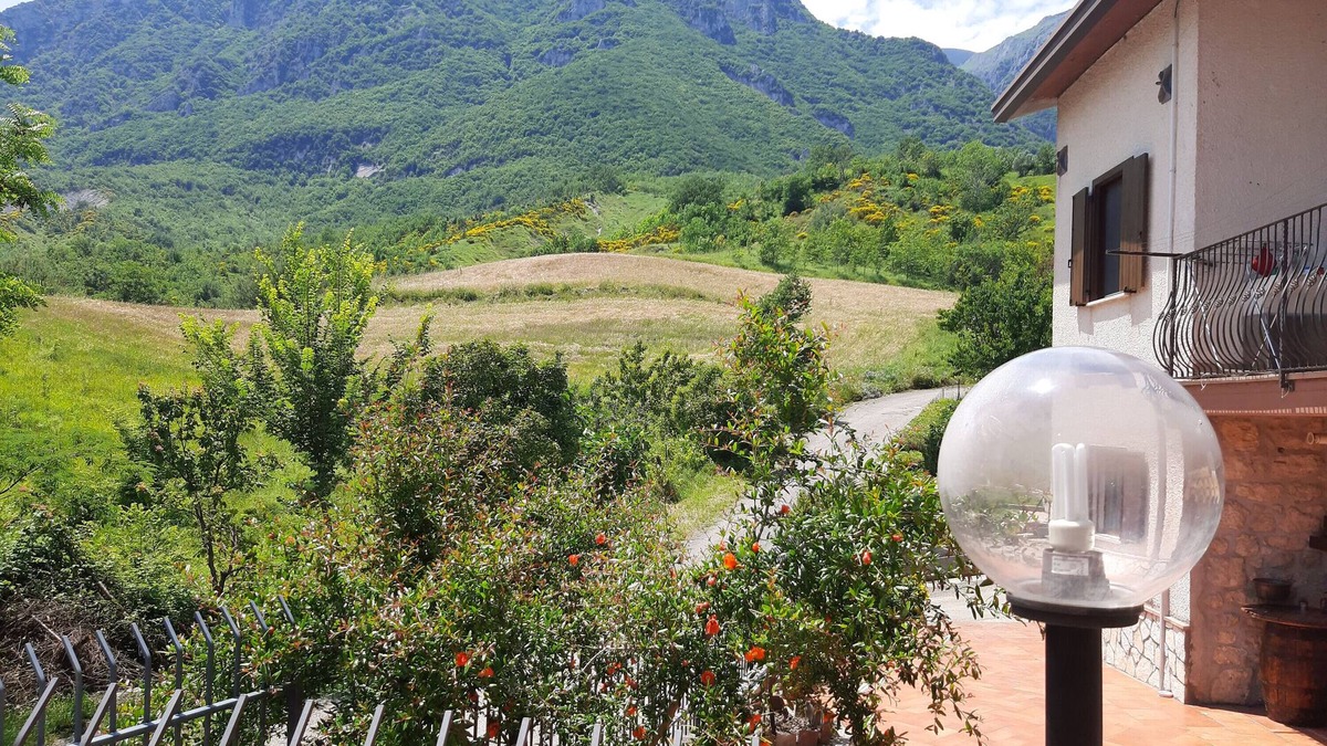 Palombaro House | Holiday Home 'Nel Cuore Della Maiella' with Mountain View, Private Terrace and Wi-Fi