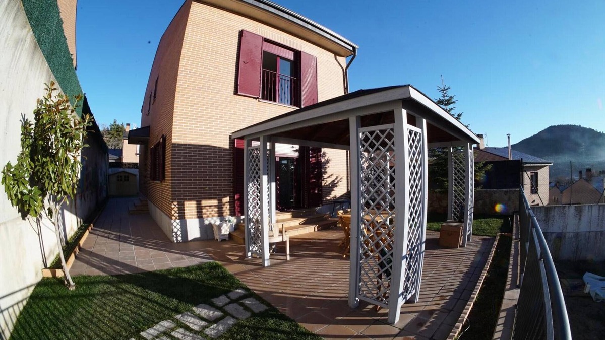 San Rafael House | Holiday Home 'Nootka' with Mountain View, Private Garden and Wi-Fi