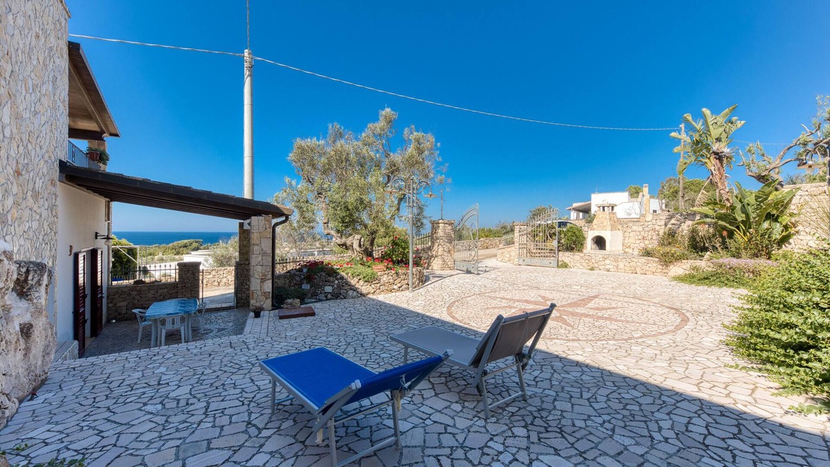 Patu House | Holiday Home 'Orizzonte Vista Mare' with Sea View, Private Terrace and Air Conditioning