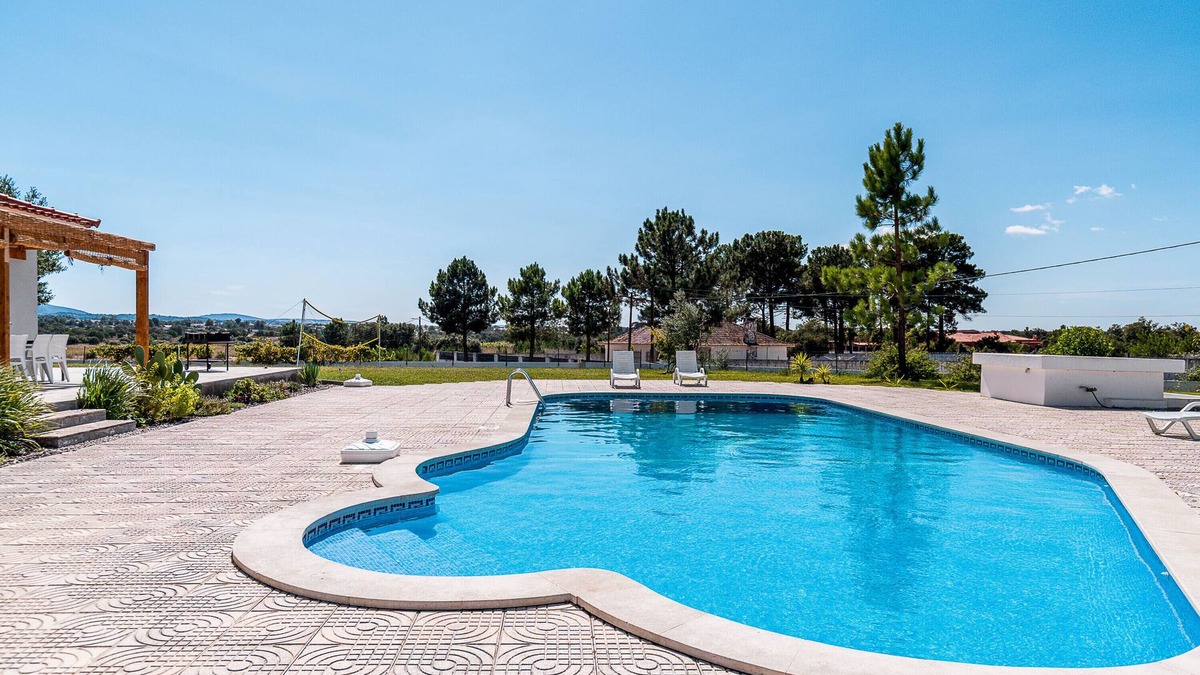 Palhais House | Holiday Home 'Palmela Sunset Villa' with Mountain View, Private Pool and Wi-Fi