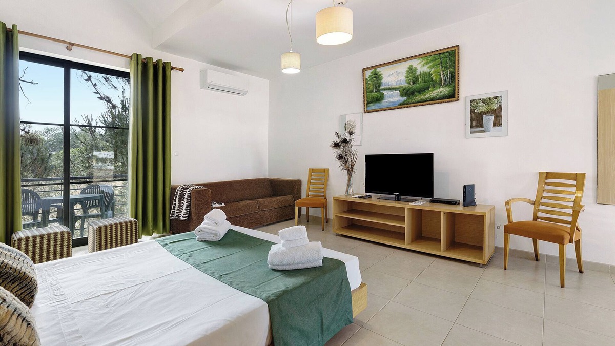 Quinta do Anjo Apartment | Holiday Home "Palmela Village" with Shared Pool, Balcony & Wi-Fi