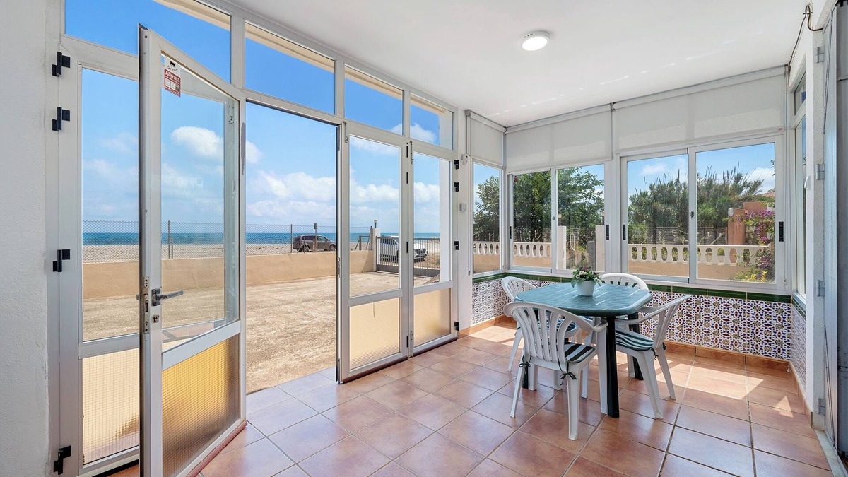 Benicarlo House | Holiday Home 'Planta Baja La Malvarrosa' with Sea View, Private Terrace and Wi-Fi
