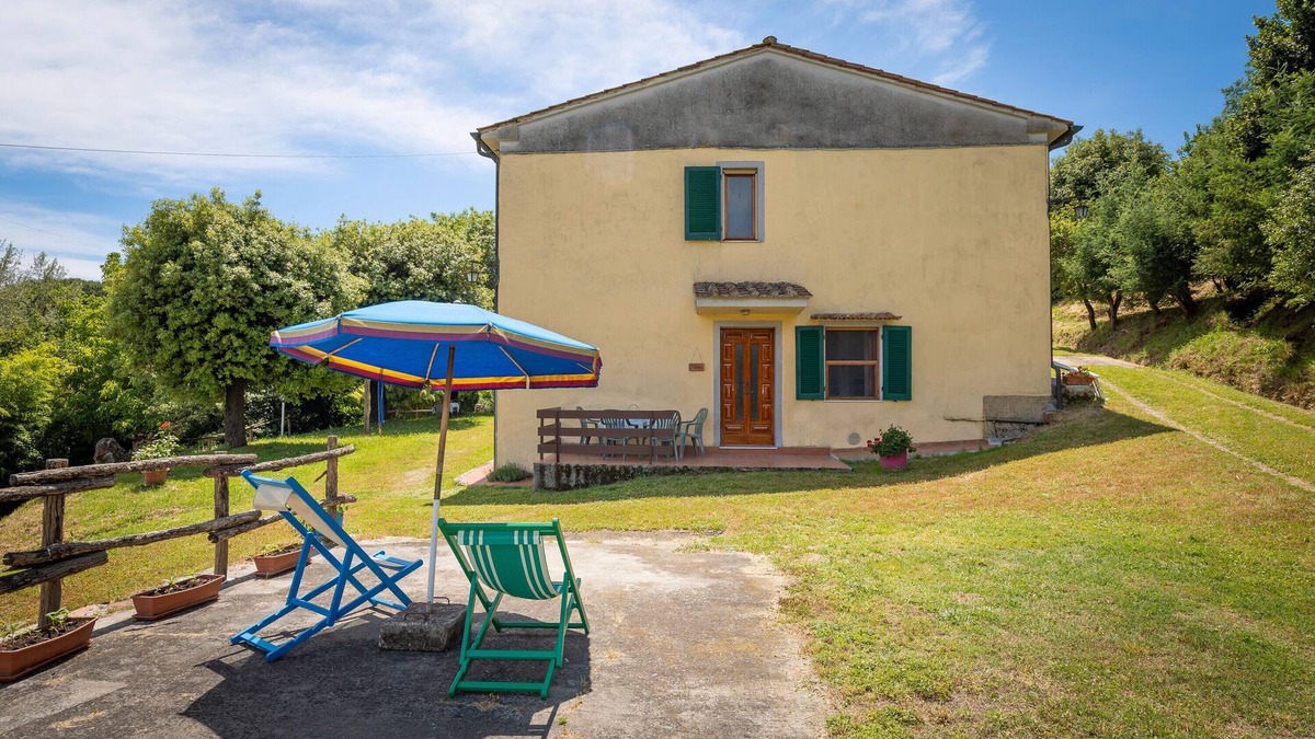 Fauglia House | Holiday Home 'Poggio2' with Shared Pool, Private Garden and Wi-Fi