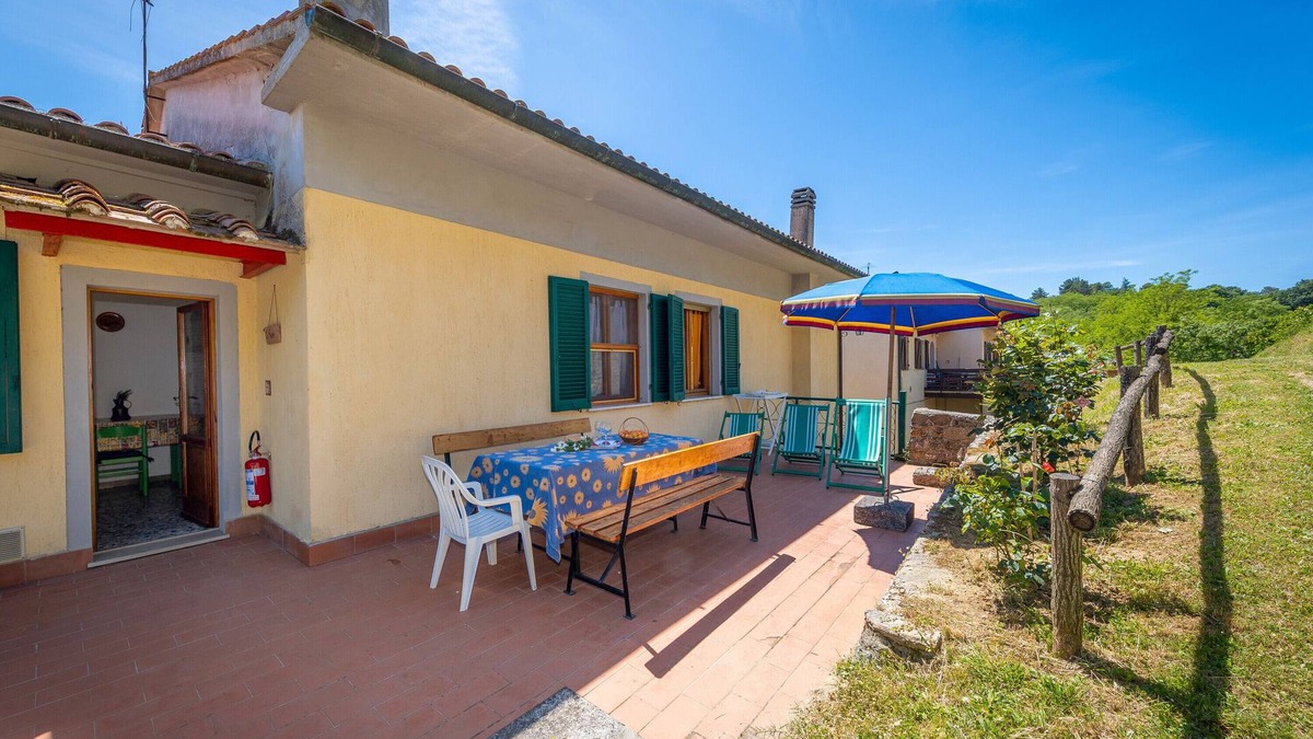 Fauglia House | Holiday Home 'Poggio6' with Shared Pool, Private Terrace and Wi-Fi