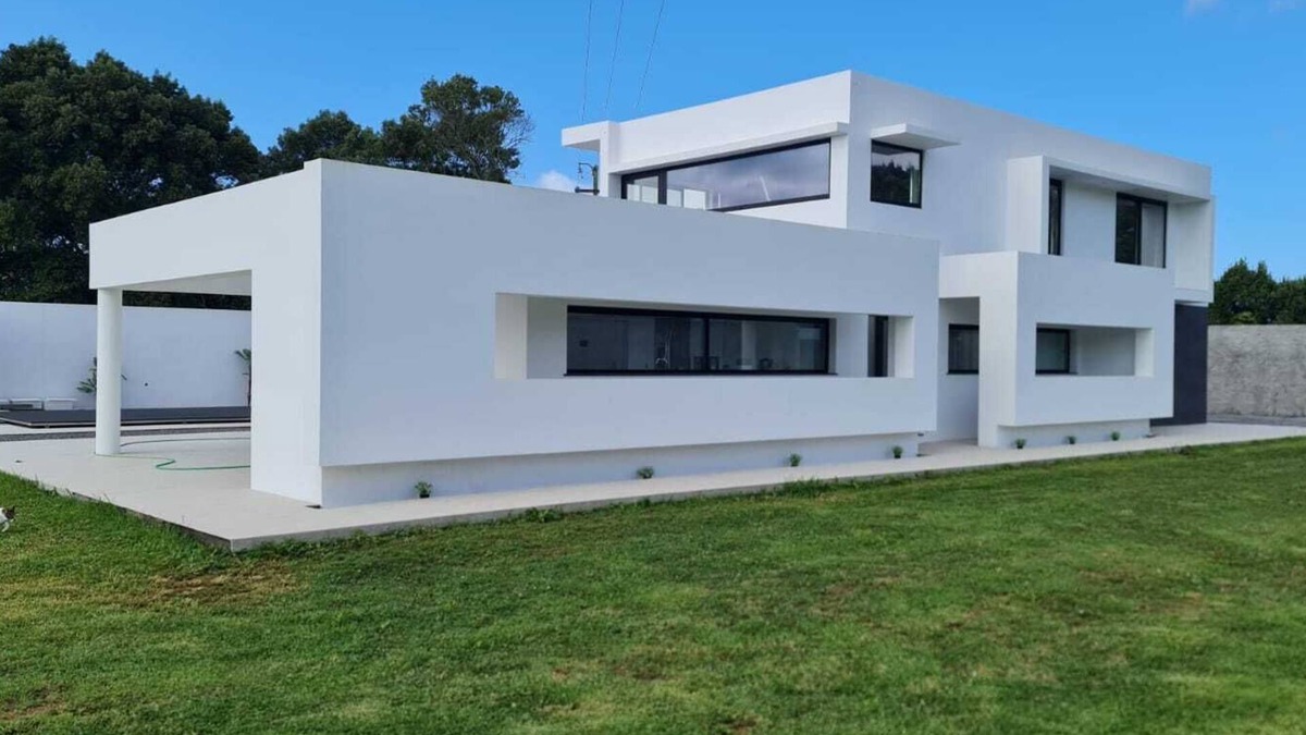 Angra do Heroismo Apartment | Holiday Home 'Bella Casa' with Mountain View, Pool and Air Conditioning