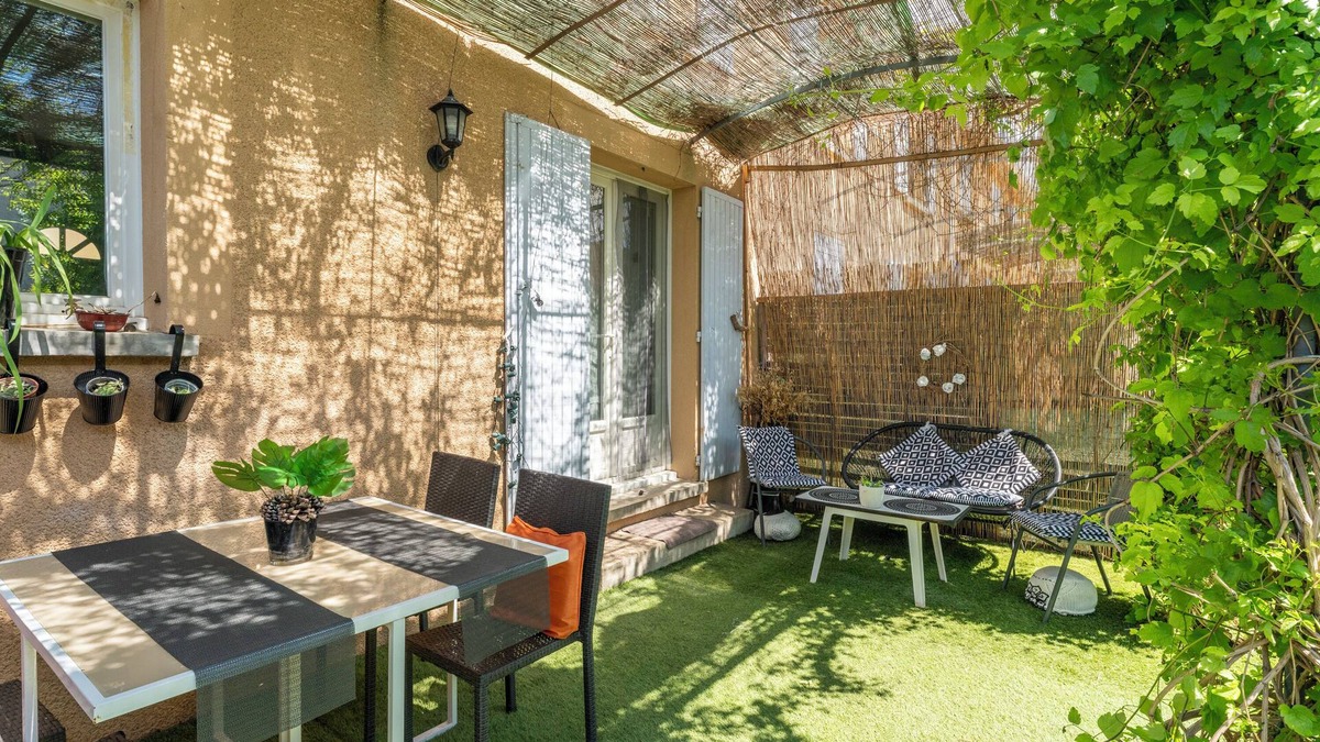 Villes-sur-Auzon House | Holiday Home 'Rayonnante Maison Mont Ventoux' with Private Garden