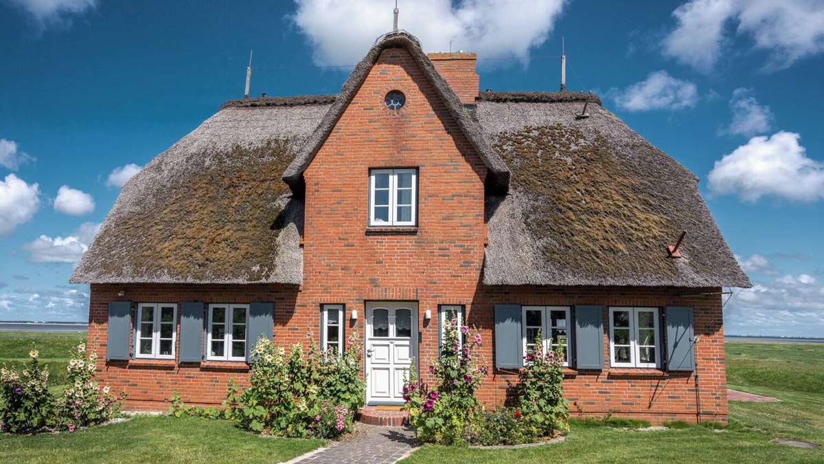 Langeneß House | Holiday Home 'Reethuus Am Fething' with Sea View, Private Garden and Wi-Fi