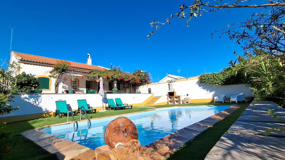 Alcacovas House | Holiday Home 'Rota Do Viajante' with Private Pool, Wi-Fi and Air Conditioning