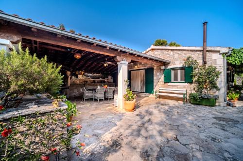 Cove Osibova (Milna) House | Holiday Home Sarbunara