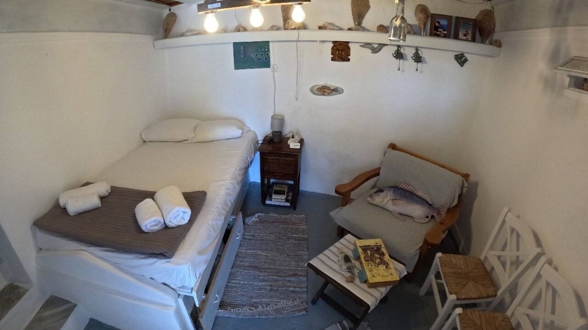 Syros House | Holiday Home 'Seagull Syros Seaside' with Sea View, Private Terrace and Wi-Fi