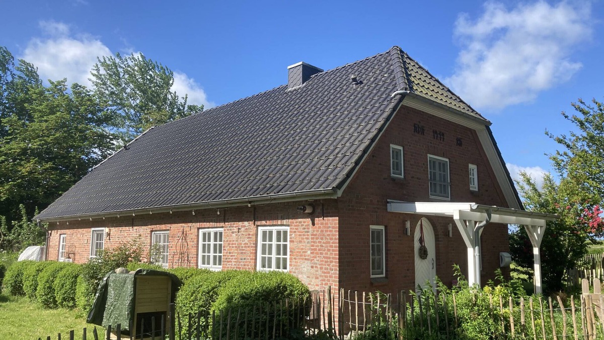 Uelvesbull House | Holiday Home 'Sommerland' with Private Garden and Wi-Fi