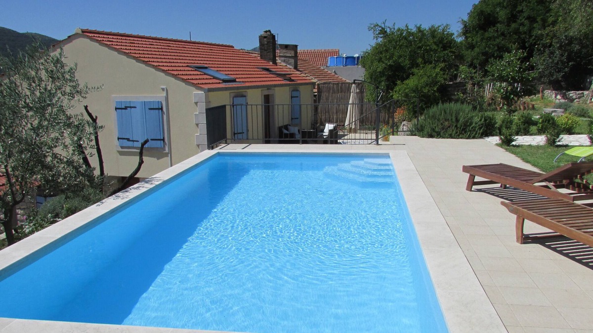 Donja Banda House | Holiday Home Stari Zoganj - Two Bedroom Holiday Home with Terrace and Swimming Pool