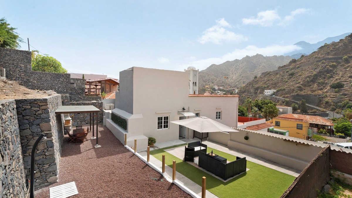 Hermigua House | Holiday Home 'Tierra Mojada' with Mountain View, Private Terrace and Balcony