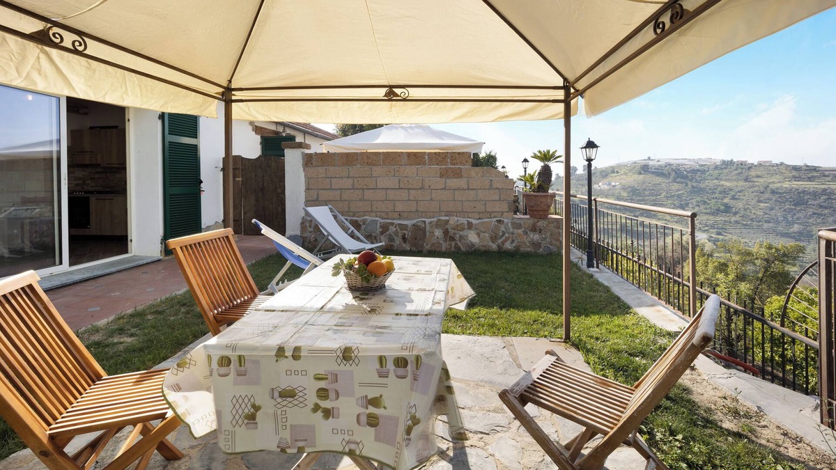 Pompeiana House | Holiday Home 'Timo' with Sea View, Shared Pool & A/C