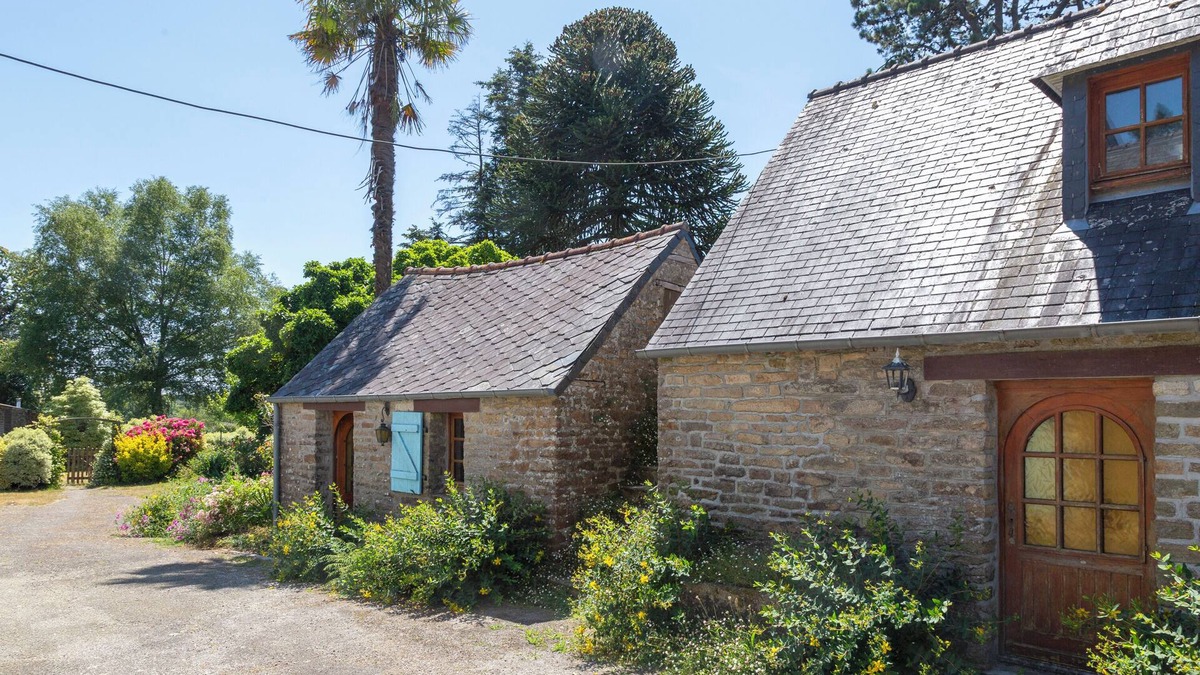 Rosporden House | Holiday Home 'Ty Bihan' with Private Terrace and Private Garden