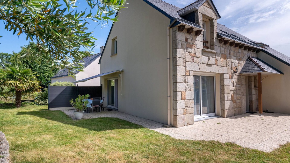 Ploeren House | Holiday Home 'Ty Gwen' with Private Terrace, Private Garden and Wi-Fi