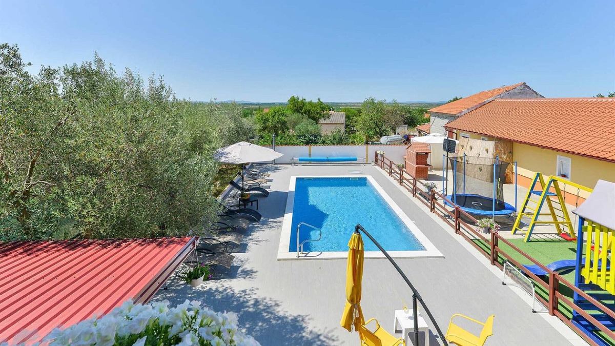 Suhovare Ski Chalet | Holiday Home Vesna with pool and children area