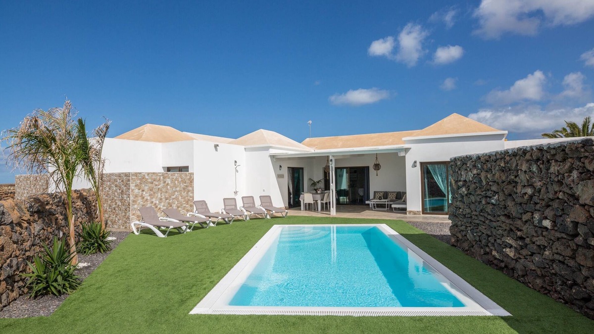 La Oliva Villa | Holiday Home “Villa Era 1” with Garden, Pool, Terrace & Wi-Fi