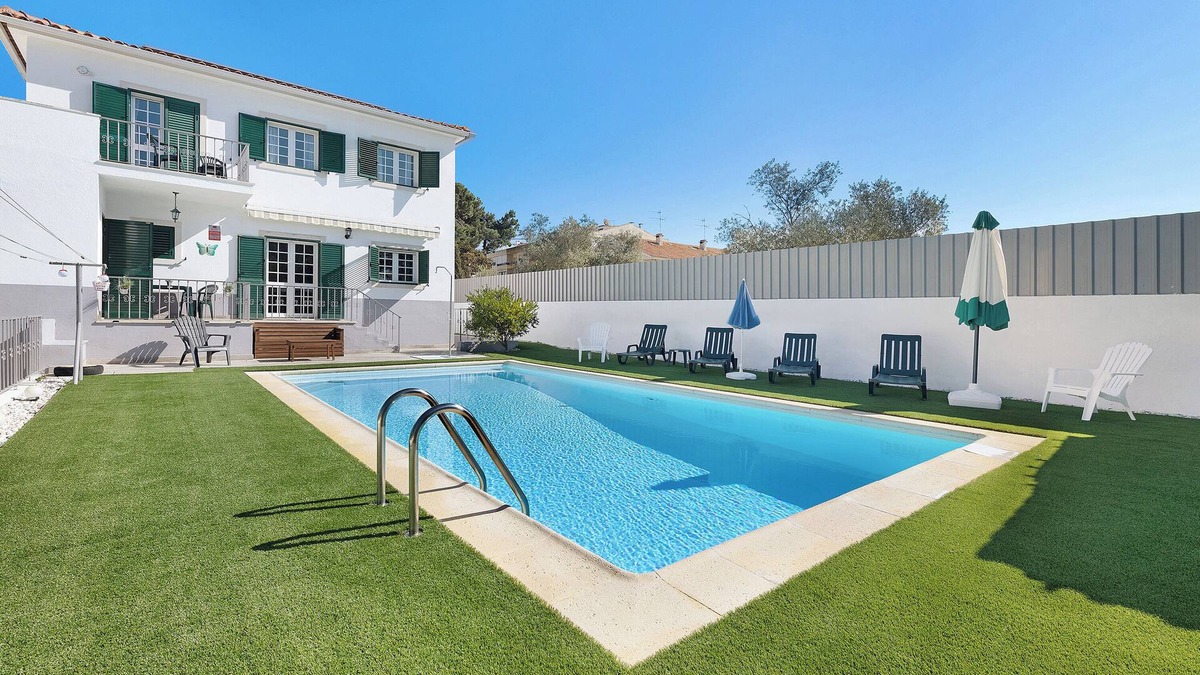 Vila Nogueira de Azeitao Villa | Holiday Home Villa As Cumadres with Mountain View, Pool, Garden & Wi-Fi