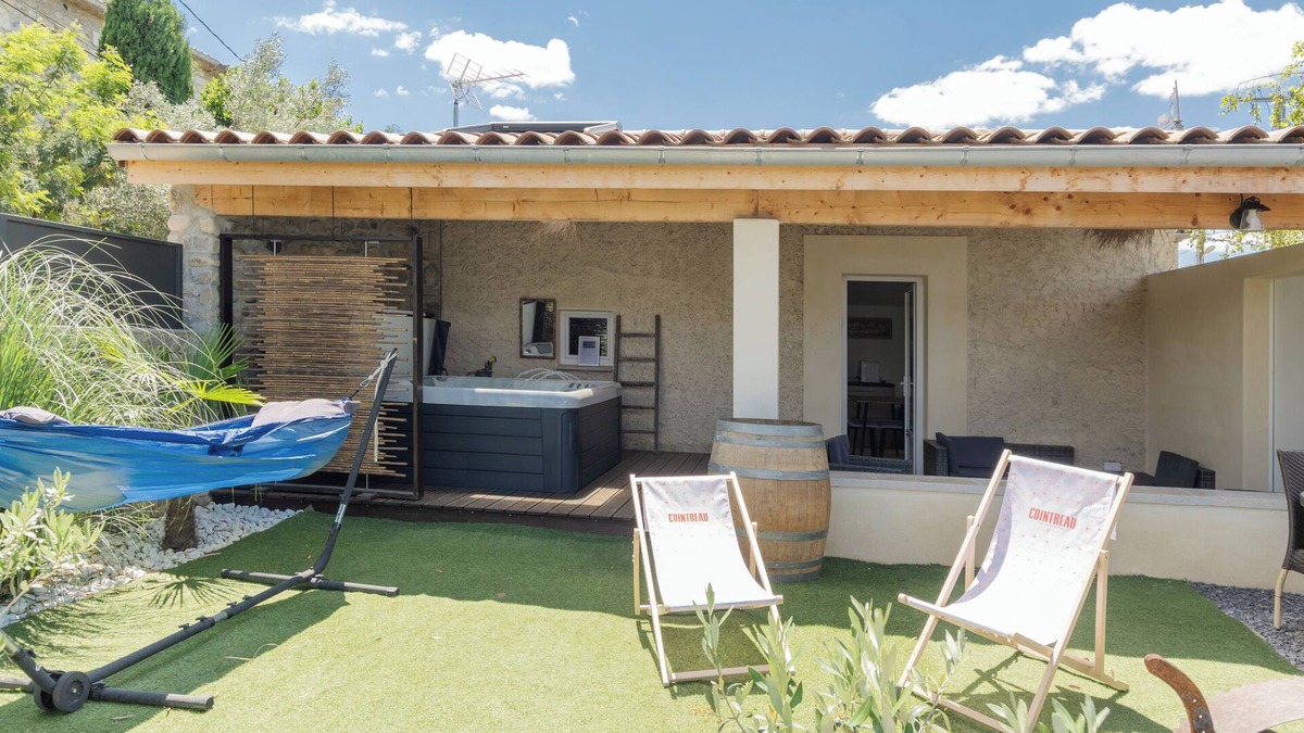 Pradons House | Holiday Home 'Villa Chardonnay' with Private Terrace, Wi-Fi and Air Conditioning