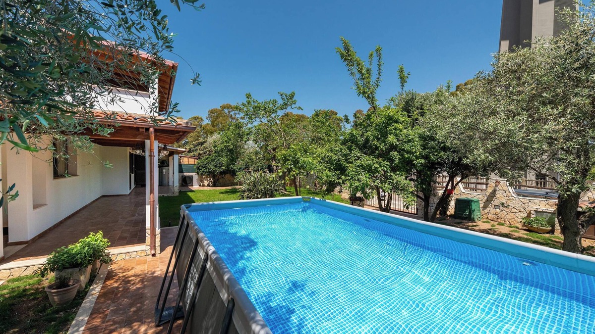 Torre degli Ulivi House | Holiday Home 'Villa Eleonora Residence App To 4' with Shared Pool, Wi-Fi