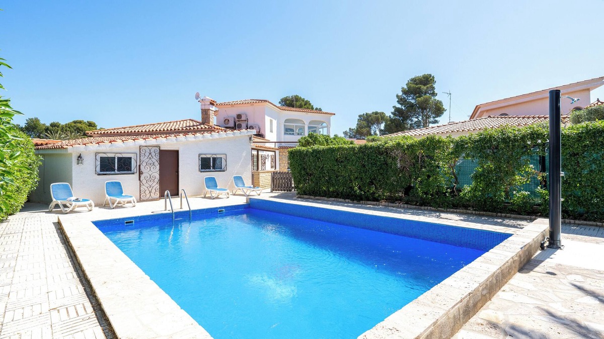 Miami Platja House | Holiday Home 'Villa Cristal' with Sea View, Wi-Fi and Air Conditioning
