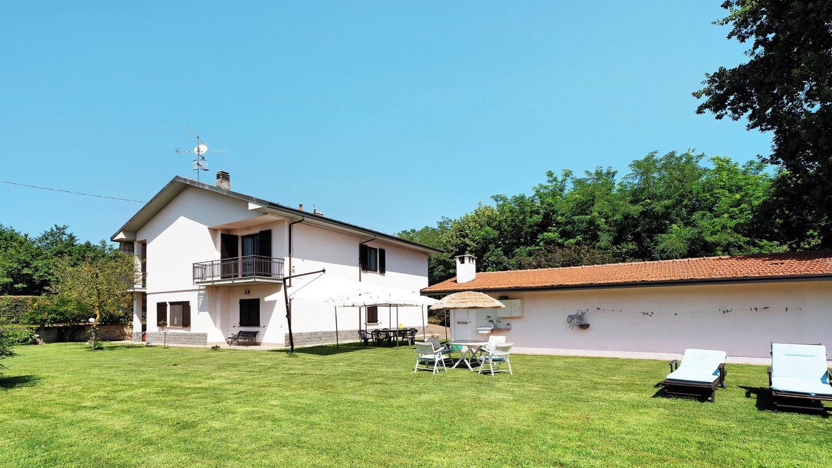 Angera House | Holiday Home 'Villa Fox' with Garden, Balcony and Shared Wi-Fi