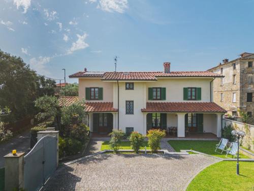 Querceta House | Holiday Home Villa Giuliana by Interhome