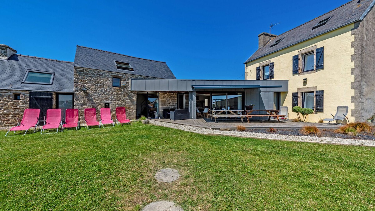 Kerlouet House | Holiday Home 'Villa Léonie - Piscine Intérieure' with Terrace, Garden and Wi-Fi