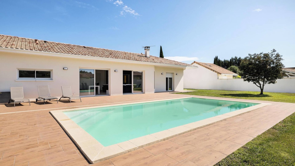 Ychoux House | Holiday Home 'Villa Lumière Ychoux' with Pool & Wi-Fi