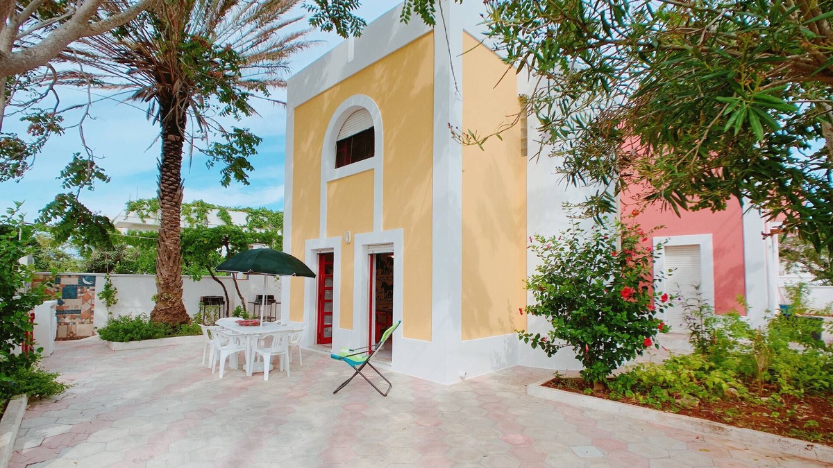 Posto Vecchio House | Holiday Home 'Villa Umberto' with Sea View, Shared Garden and Air Conditioning