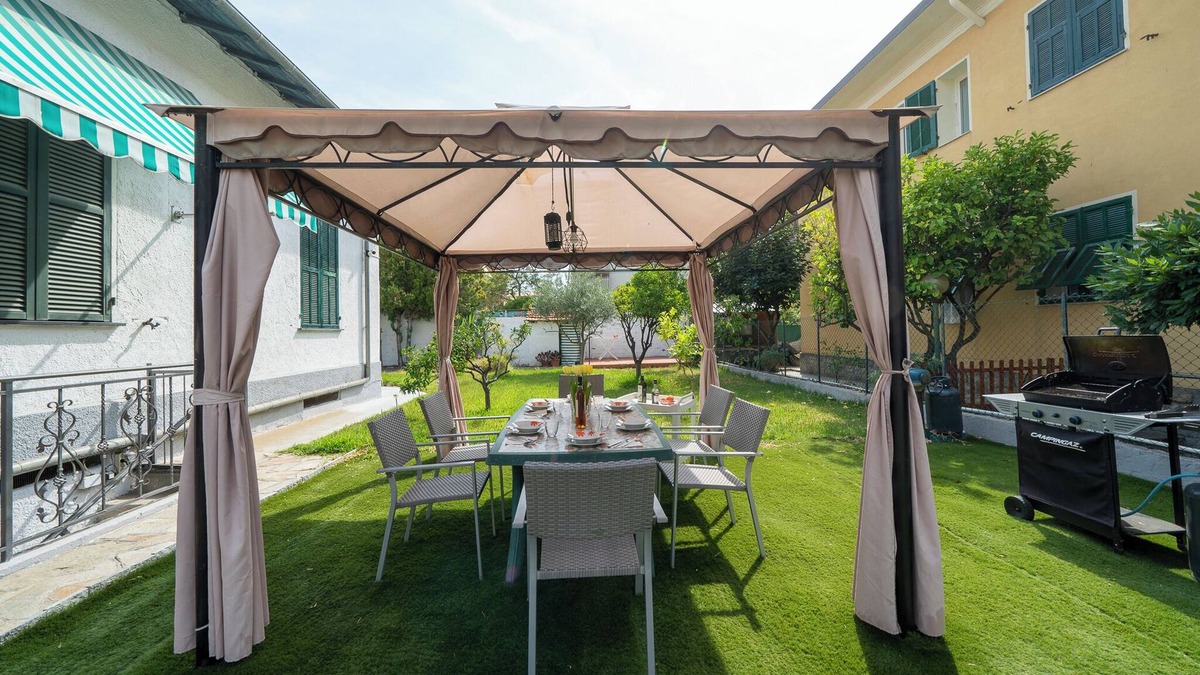 Bordighera House | Holiday Home 'Villa Verde - 300m From Sea' with Private Garden, Wi-Fi and Air Conditioning