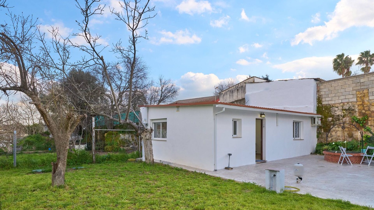 Cordoba House | Holiday Home 'Villa Verde' with Shared Pool, Wi-Fi and Air Conditioning